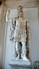 Statua colossale marmorea di Marte: "Pirro", risalente alla fine del I secolo d.C. Altezza: 360 cm. Ritrovata presso il Foro di Nerva, a Roma, ed attualmente collocata nell'atrio dei Musei Capitolini a Roma